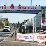 Ne prestaje "rat" transparentima u Kragujevcu: Naprednjaci zakačili baner kako bi zaklonili studentski