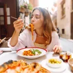 Navika koju mnogi imaju tokom jela - može da šteti zdravlju creva