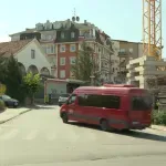 Napukao put koji vodi ka naselju: Građani zabrinuti da li je trasa minubusa 26L bezbedna