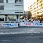 Maloletnik priveden u Kragujevcu zbog skidanja zastava sa štanda SNS-a