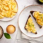 Nutricionisti otkrivaju šta je bolji izbor za više proteina - jaja ili zrnasti sir