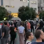 (VIDEO) Napeto i nakon skupa SNS-a u Užicu: Policija razdvaja dve grupe