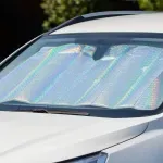 Štitnik za vetrobran spolja ili iznutra? Jedna opcija mnogo bolje hladi automobil