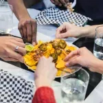 Naučnici otkrili koje uobičajene navike deljenja hrane šire najviše klica