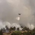 (FOTO) Požar u Deliblatskoj peščari: Gase ga helikopteri MUP-a i 32 vatrogasca
