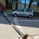 (FOTO) Bandera sa svetiljkom pala na šetalište u centru Jagodine