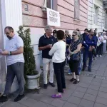 Redovi za podršku studentima u gradovima širom Srbije: "Lak izbor - Srbija ili mafija"
