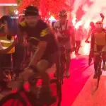 (VIDEO) Crveni tepih, baklje i "Tri poljupca za sreću": Biciklisti stigli u Užice, priređen im doček