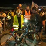 Studenti i predstavnici liste dočekani u Rumenki uz vatromet i aplauze - građani se fotografišu sa Srdanovićem