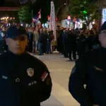 Policijski kordon razdvaja dve grupe u Vranju: Naprednjaci se okupili pored mesta dočeka studenata biciklista