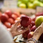Gastroenterolog objasnio šta treba da znate pre nego što pojedete jabuku iz prodavnice