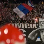Navijači večitih rivala zajedno skandirali ime Ratka Mladića pred početak derbija