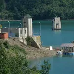 (VIDEO) Srušen hotel "Jezero" na Gazivodama uz obezbeđenje Kosovske policije, na licu mesta Euleks i Kfor