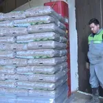 Rekordne cene peleta, poskupeo za više od 50 odsto: Drakulić kaže da ga ima za izvoz, a prodavac iz Čačka da je nestašica