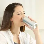 Na društvenim mrežama dijetalno gazirano piće nazivaju "milenijalskom cigaretom" - šta kaže nauka?