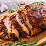 Kako da božićno pečenje ispadne sočno i hrskavo: Saveti koji garantuju uspeh