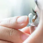 Naučnici napravili kontaktna sočiva koja sama popravljaju ogrebotine – bez potrebe za zamenom