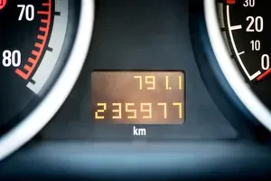 U Srbiji svaki deseti automobil ima vraćenu kilometražu, kako to da prepoznate?