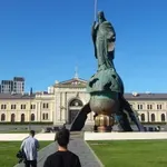 (VIDEO) Pijanista prepravio spomenik Stefanu Nemanji uz pomoć letve, žice i izolir-trake