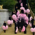 (FOTO/VIDEO) Kabare izdanje i roze perje: Muzički spektakl Lejdi Gage na otvaranju OI