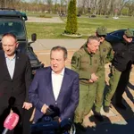 Da li Dačiću od „vrućeg krompira“ skače šećer: Kakvi su odnosi SPS i SNS