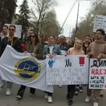 (VIDEO) Održan protest ispred niške policije: Privedeni student ostaje u pritvorskoj jedinici do saslušanja
