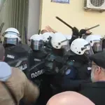 (VIDEO) Policija pendrecima na građane i studente ispred DIF u Novom Sadu, Žandarmerija koristila biber sprej