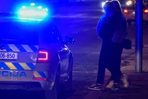Drzna tatvina bencinskem servisu: mladoletnico ujeli, policist poškodovan