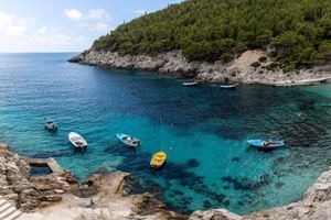 Hrvaška Malta: otok kač, skritih zalivov in ukradenega blaga