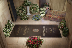 Kraljeva družina objavila fotografijo groba kraljice Elizabete II.