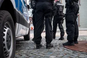 Nov incident v Nemčiji: najstnik napadel policista, ki je umrl