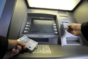 Policija išče lastnika denarja, ki ga je pozabil v reži bankomata