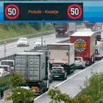 Na slovenskih cestah več zastojev, pred avstrijsko mejo 10-kilometrska kolona