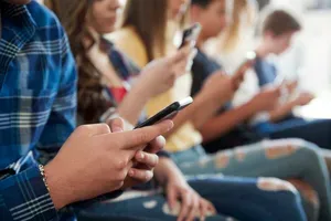 Poročilo: Šole, ki so prepovedale telefone, imajo boljše rezultate na maturi