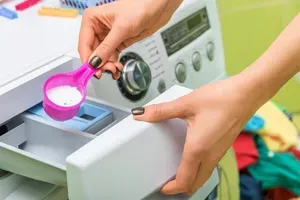 Triki, ki vas bodo rešili iz zagate, ko vam zmanjka pralnega praška