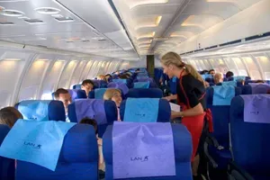 Stevardesa razkrila trik, s katerim prepriča potnike, da menjajo sedež