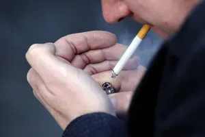 V Veliki Britaniji omejujejo kajenje: mladi ne bodo več smeli kupiti cigaret