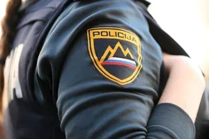 Policija išče drznega tatu, ki je v Ljubljani moškemu z ramena strgal nahrbtnik