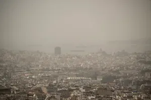 Atene prekril oblak prahu, izmerili so najvišjo temperaturo v 15 letih