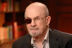 Salman Rushdie spregovoril o napadu: Prihajal je nizko pri tleh. Kot izstrelek