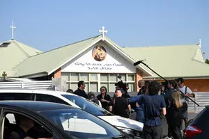 Policija napad na škofa v Sydneyju obravnava kot terorizem, izbruhnili izgredi