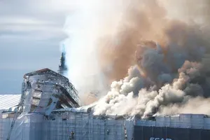 Znamenito dansko borzo zajel požar: “To je naša Notre-Dame” (FOTO & VIDEO)
