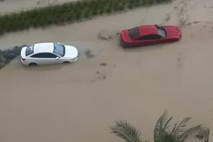Neverjetni prizori iz Dubaja: v enem dnevu padlo več dežja kot sicer v enem letu