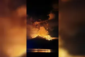 V Indoneziji izbruhnil ognjenik Mount Ruang, evakuirali več 100 ljudi (VIDEO)