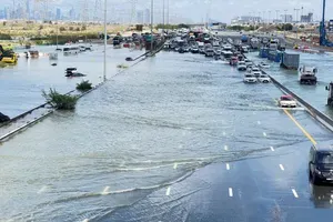 Dan po rekordnem deževju kaos v Dubaju: odpovedani tudi leti v Slovenijo