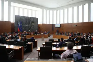 Poslanci brez glasu proti podprli predlog novele zakona o prekrških