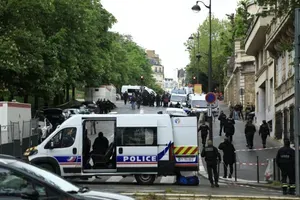 Preplah v Parizu: na iranski konzulat vkorakal moški, ki naj bi imel eksploziv