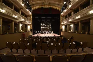 Nesreča v ljubljanski operi: na igralki padla kulisa