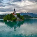 Na Bledu nezadovoljni zaradi turistov: Pozitivni učinki ne odtehtajo negativnih