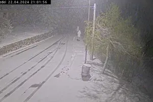 Slovenijo so zajele padavine, v višjih predelih že sneži